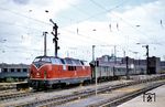 Die Lübecker V 200 147 verlässt mit einem Eilzug den Bremer Hauptbahnhof. Bis zur durchgehenden Elektrifizierung der "Rollbahn" von Hamburg ins Ruhrgebiet waren die Lübecker V 200.1 regelmäßige Gäste in Bremen und bespannten Züge von/bis Osnabrück. (1965) <i>Foto: Robin Fell</i>