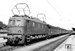 Nach einer E 3-Hauptuntersuchung im PAW Krauss-Maffei wurde mit E 19 02 eine der schnellsten Loks der Vorkriegs-Reichsbahn Ende Februar 1947 wieder in Betrieb genommen. Dabei behielt sie noch ihre Schürzen, die Lackierung wurde von weinrot in grün-schwarz geändert und die Höchstgeschwindigkeit von 180 km/h auf 140 km/h abgesenkt. Vor einem Schnellzug steht die Nürnberger Lok hier im Bahnhof Lichtenfels. (09.1948) <i>Foto: Burger</i>
