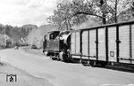 Lok 21 der Kreis Altenaer Eisenbahn mit einem Güterzug nach Altena in Rahmede. Als letzter Abschnitt der KAE wurde die Strecke Altena–Lüdenscheid kurze Zeit später am 28. Mai 1961 stillgelegt. (04.1961) <i>Foto: Hermann Gerdes</i>