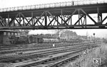 14.30 Uhr: Mit einem Übergabezug trifft 94 1126 (Bw Wuppertal-Vohwinkel) im Rangierbahnhof Wuppertal-Vohwinkel ein. (24.07.1958) <i>Foto: Jacques H. Renaud</i>