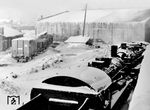 Der eisige russische Winter 1941/42 mit Temperaturen unter -40 Grad C führte zu vermehrten Ausfällen der wenig gegen Frost geschützten deutschen Dampflokomotiven. Wie hier im FBw Minsk Gbf blieb nur noch das Abstellen der Loks übrig, was zu erheblichen Nachschubproblemen an der Front führte. (1942) <i>Foto: RVM (Bandelow)</i>