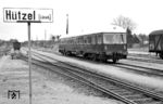 Triebwagen DT 0521 (MaK, Baujahr 1959) der  Osthannoverschen Eisenbahnen AG (OHE) fährt als Personenzug von Lüneburg nach Soltau in Hützel (Lüneb.) ein. Die Strecke gehörte bis zur Übernahme durch die OHE im Jahr 1944 zur 1911 gegründeten Kleinbahn Lüneburg–Soltau GmbH. (03.05.1962) <i>Foto: Detlev Luckmann</i>