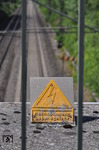 Wer dem Bahnstrom mit 15.000 Volt zu nahe kommt, begibt sich in Lebensgefahr. Eine Warnung an einer Feldwegbrücke an der Hauptstrecke Hamm - Paderborn. (03.08.2012) <i>Foto: Johannes Glöckner</i>
