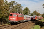 Für den Fotografen wäre die Situation bei Gruiten fast schief gegangen, als neben dem erwarteten ICE-Ersatzzug IC 2862 (Hamm - Bonn) mit 115 332 von hinten der Regionalexpress 29722 nach Rheine auftauchte. (23.10.2010) <i>Foto: Joachim Bügel</i>