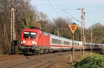 Wiederum der Taurus bespannte IC 2023 mit 182 012 auf dem Weg von Hamburg nach Frankfurt bei Gruiten. (21.11.2010) <i>Foto: Joachim Bügel</i>