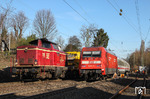 Bei den privaten Eisenbahnunternehmen sind häufig noch alte Fahrzeuge beider ehemaliger deutscher Staatsbahnen anzutreffen. Hier begegnet Lok D 25 der Bentheimer Eisenbahn (ex DB 211 345) dem aus Solingen ausfahrenden IC 2441 (Köln - Leipzig) mit 101 011. (20.03.2011) <i>Foto: Joachim Bügel</i>