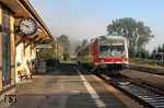 Gerade rechtzeitig hat sich der Herbstnebel im Lahntal verzogen, als 628 444 als Regionalbahn nach Limburg im Bahnhof Stockhausen eintrifft. (17.10.2006) <i>Foto: Udo Kandler</i>
