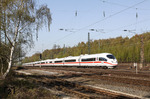 Das aktuelle Flaggschiff der Deutschen Bahn ist der ICE 3 mit einer Höchstgeschwindigkeit von Vmax 330 km/h. 403 015 + 403 003 sind als ICE 818 (München - Dortmund) bei Bochum-Ehrenfeld allerdings deutlich langsamer unterwegs. (18.04.2010) <i>Foto: Wolfgang Bügel</i>