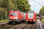 Der Haltepunkt Haan liegt an der Hauptstrecke zwischen Wuppertal und Köln. Im Herbst 2010 begegnen sich dort 425 033 als Regionalbahn 48 nach Wuppertal und der durchfahrende IC 2023 (HH-Altona - Frankfurt) mit 182 007. (03.10.2010) <i>Foto: Joachim Bügel</i>