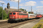 Die im Jahre 1958 abgelieferte 115 205 (ursprünglich E 10 205) war auch nach mehr als 50 Betriebsjahren noch im Fernverkehrseinsatz, hier vor dem ICE-Ersatzzug IC 2862 nach Bonn bei der Durchfahrt in Wuppertal-Vohwinkel. (27.06.2010) <i>Foto: Wolfgang Bügel</i>