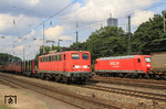 Vorgänger (140 791) und Nachfolger in Form von 145 029 begegnen sich in Köln-West. 140 791 war 2012 bereits z-gestellt und ist für RBH wieder im Einsatz. (03.08.2010) <i>Foto: Wolfgang Bügel</i>