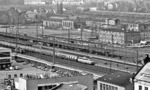 Blick vom Iduna-Versicherungsgebäude auf den Bahnhof Göttingen mit der eingefahrenen 112 309. Die Hallen im Hintergrund gehören zum ehemaligen Ausbesserungswerk. (12.04.1984) <i>Foto: Frank Lüdecke</i>