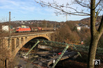 Einen typischen Blick auf die beengten Verkehrsverhältnisse in Wuppertal bietet die Ansicht vom Friedhof an der Kirchhofstraße auf die Wupperbrücke in Sonnborn (mit 145 035 vor FIR 51154) und der darunter fahrenden Schwebebahn. (30.11.2011) <i>Foto: Joachim Bügel</i>