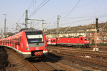 422 032 begegnet in Düsseldorf-Friedrichstadt als S 8 (Mönchengladbach - Hagen) der 143 614, die als S 6 von Essen nach Köln-Nippes unterwegs ist.  (29.03.2011) <i>Foto: Wolfgang Bügel</i>