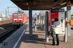 Der Haltepunkt Köln-Nippes ist ein typischer Vertreter der gesichtslosen Einheits-Betonkultur von S-Bahnhöfen, die überall im Bereich der Verkehrsverbünde VRR und VRS in Nordrhein-Westfalen zu finden sind. 143 870 fährt gerade aus der Wendeanlage mit einem Zug der Linie S 6 nach Essen Hbf ein. (06.03.2012) <i>Foto: Joachim Bügel</i>