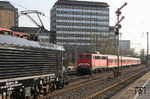 110 429 begegnet mit der umgeleiteten Regionalbahn 30530 (Düsseldorf - Wesel) auf der Güterzugstrecke nach Duisburg-Wedau der MRCE ES 64 F4-281. (27.03.2012) <i>Foto: Joachim Bügel</i>