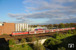 Durch den Ausfall von Talent-Triebwagen der Reihe 644 verkehrte im Sommer 2012 zeitweise wieder ein lokbespannter Zug auf der Eifelbahn nach Köln. Das Bild zeigt den Leerreisezug Lr 73414 aus der Zwischenleistung RB 11511 (Overath - K-Hansaring) auf dem Rückweg nach Köln-Deutzerfeld in Köln-Nippes. (24.04.2012) <i>Foto: Joachim Bügel</i>