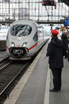 Einige ICE-Züge werden in Köln Hbf planmäßig durch Zusammenkuppeln des Planzuges aus dem Ruhrgebiet mit einer Zusatzeinheit aus Köln Bbf verstärkt. Hier beobachtet die örtliche Zugaufsicht (öA) das Heranfahren der Verstärkungseinheit für ICE 515 nach München. (24.04.2012) <i>Foto: Joachim Bügel</i>