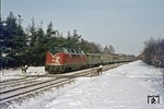 In Haren (Ems) wurde der Güterzug mit 042 360 (vgl. Fotos Nrn. 11881 und 11882) von D 734 mit 220 057 überholt, die uns hier südlich von Haren am Bü Po 268 begegnet. (31.01.1976) <i>Foto: Wolfgang Bügel</i>