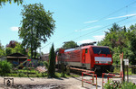 Gartenbahnidylle an der Güterzugstrecke bei Opladen: 189 054 mit EZ 45716 (Gremberg - Kijfhoek) am Bahnübergang Po 46 auf dem Weg ins Ruhrgebiet. (25.05.2012) <i>Foto: Joachim Bügel</i>