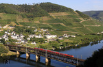 Eine unerkannt gebliebene 143 schiebt RE 12015 nach Koblenz über die Moselbrücke in Bullay. (01.09.2011) <i>Foto: Wolfgang Bügel</i>