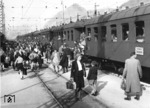 Hochbetrieb an einem Zug von Innsbruck nach Rosenheim im Bahnhof Kufstein mitten im Zweiten Weltkrieg, der aber dieses Gebiet noch nicht erreicht hatte. (1942) <i>Foto: RVM (Ittenbach)</i>