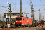 185 186 verlässt den Rangierbahnhof Gremberg in Richtung Südbrücke. Dahinter lugt die belgische E 186 211 hervor. (28.09.2011) <i>Foto: Wolfgang Bügel</i>