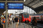 Die Umstellung der RE-Linie 9 auf der Siegstrecke von lokbespannten Dostozügen auf den Triebwagen 442 führte seit Sommer 2012 zu erheblichen Kapazitätsproblemen, die auch ein halbes Jahr nach der Fahrzeugumstellung noch nicht behoben waren. Der als "Hamsterbacke" titulierte 442 756 fährt als RE 10905 (Aachen - Siegen) in den Kölner Hauptbahnhof ein. (27.07.2012) <i>Foto: Joachim Bügel</i>