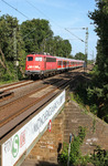 110 410 hat mit RE 10452 (Düsseldorf - Aachen) den Haltepunkt Mönchengladbach-Lürrip erreicht. Die offene Loktür ersetzte an dem heißen Sommertag die fehlende Klimaanlage auf dem Führerstand. (17.08.2012) <i>Foto: Joachim Bügel</i>