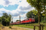 Mit einer Ersatzgarnitur für eine ausgefallene Doppelstockeinheit ist 111 128 vor RE 10714 (Krefeld - Münster) bei Solingen unterwegs. (08.08.2012) <i>Foto: Joachim Bügel</i>