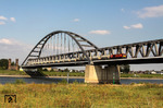 Lok 9 der Neusser Eisenbahn (NE) - eine Vossloh G 2000 BB - überquert die 800 m lange Rheinbrücke zwischen Düsseldorf und Neuss. (10.08.2012) <i>Foto: Wolfgang Bügel</i>