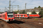 Aus allen Richtungen begegnen sich 422 532 (links als Leerfahrt aus Neuss), 422 083 als S 1 nach Solingen (Mitte) und 146 018 mit RE 10131 (Koblenz – Emmerich) in Düsseldorf-Friedrichstadt. (17.08.2012) <i>Foto: Wolfgang Bügel</i>