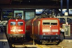 Vergleichsaufnahme zwischen der 1983 gebauten 111 215 und ihrer 25 Jahre älteren elektrischen Schwester 110 210 im Münchener Hauptbahnhof. 110 210 überlebte den Gang allen Eisens und gehört seit 12.02.2011 zum Bestand des BD-Museums in Koblenz-Lützel. (07.2003) <i>Foto: Bernhard P. Reichert</i>