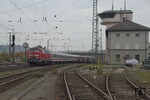 218 428 mit einem IC nach Mühldorf in Passau Hbf. Parallel dazu fährt eine 798-Einheit der Passauer Eisenbahnfreunde in den Bahnhof ein. (28.10.2006) <i>Foto: Joachim Schmidt</i>