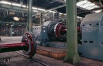 Die "neue Zeit" hat im Ausbesserungswerk Opladen Einzug gehalten: Die ersten E-Lok-Achsen werden aufgearbeitet. (30.04.1963) <i>Foto: Fischer</i>