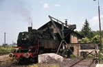 064 295 (Bw Weiden) ergänzt ihre Kohlenvorräte in der Lokaußenstelle Eslarn. (26.06.1973) <i>Foto: Peter Schiffer</i>