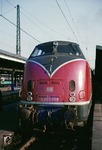 V 200 058 vom Bw Hamm-P vor einem Schnellzug in Kassel Hbf. Die Lok befindet sich heute im Technikmuseum Speyer. (01.11.1966) <i>Foto: Wolfgang Bügel</i>