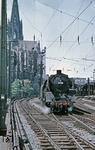 01 235 (die ehemalige 02 010) verlässt vor D 157 nach Düsseldorf den Kölner Hauptbahnhof. (10.05.1967) <i>Foto: Wolfgang Bügel</i>
