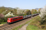 Der umgeleitete GM 61163 von Oberhausen nach Andernach mit 151 020 bei Rheinbreitbach. (24.04.2013) <i>Foto: Joachim Bügel</i>