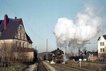 Da der Gag 57847 zum Kraftwerk in zwei Teilen gefahren werden musste, wiederholt sich das Spiel am Bahnübergang Ammerstraße auch mit dem zweiten Teil des Zuges. (10.12.1976) <i>Foto: Wolfgang Bügel</i>