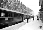 VT 33 106, der als Sondertriebwagen "Harzer Roller" im Bahnhof Altenau (Harz) auf die Rückfahrt nach Hamburg-Altona wartet. (02.1951) <i>Foto: Walter Hollnagel</i>