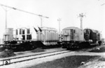 Die mobilen Transformatoren "Augsburg 700 928" und "700 929" in einem Umspannwerk bei Augsburg, die behelfsmäßig für die Aufnahme des elektrischen Betriebes auf der Strecke Augsburg—Treuchtlingen—Nürnberg eingesetzt wurden. (1935) <i>Foto: RVM</i>