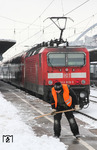 143 009 wurde am 29. November 1984 beim Bw Erfurt P als 243 009 in Dienst gestellt. Im Winter 2010 bespannte sie den RB 12519 (Rommerskirchen - Koblenz) auf der Regionalbahnlinie 27. (17.12.2010) <i>Foto: Joachim Bügel</i>