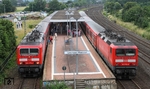 Nur bei Verspätungen ist diese Begegnung zweier S-Bahnzüge in Leverkusen-Rheindorf möglich. Glücklicherweise waren auch noch beide Lokomotiven "richtig" am Zug, rechts schiebt 143 754 eine S 6 nach Essen, links zieht 143 177 eine S 6 nach Köln-Nippes. (11.07.2013) <i>Foto: Joachim Bügel</i>