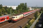 Die zur Zeit meist fotografierteste Lok Deutschlands mit IC 119 (Münster - Innsbruck) bei Langenfeld-Berghausen. Links fährt eine S 6 nach Essen Hbf ins Bild. (14.07.2013) <i>Foto: Joachim Bügel</i>