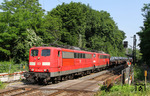 Der GM 61305 mit Coils von Oberhausen nach Andernach scheint für abwechslungsreiche Bespannungen immer wieder gut zu sein. Im Juni 2013 waren 151 049 und 151 165 vor dem Zug am ehemaligen Bahnübergang Po 46 bei Opladen unterwegs. (18.06.2013) <i>Foto: Joachim Bügel</i>