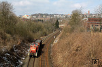 294 845 mit einem Wagen voller Schrott auf der Fahrt von Remscheid-Güldenwerth nach Remscheid Hbf. (22.03.2013) <i>Foto: Wolfgang Bügel</i>