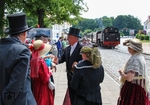 Anlässlich der Feier zu 220 Jahre Heiligendamm wartet die Festgesellschaft auf die Ankunft des Zuges mit 99 2322 am Haltepunkt Stadtmitte in Bad Doberan. (15.06.2013) <i>Foto: Joachim Bügel</i>
