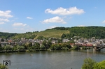 Durch den Koblenzer Stadtteil Güls fahren 140 790 und 140 799 mit GM 49364 (Neunkirchen/Saar - Oberhausen) auf die dortige Moselbrücke. (20.07.2013) <i>Foto: Joachim Bügel</i>