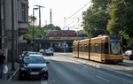 Die letzten Dienste in NRW verbrachten 225 023 und 024 vor dem Spritzzug, der hier an der Steeler Straße nahe des Essener Hauptbahnhofs unterwegs ist.  (25.07.2013) <i>Foto: Joachim Schmidt</i>